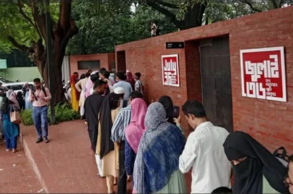 জুলাই ৩৬  স্মৃতি জাদুঘর: উন্মুক্তের পরদিনই বৃষ্টিকে উপেক্ষা করে দর্শনার্থীদের ঢল